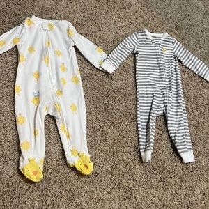 Lightly worn 2-pack Carter’s super soft Easter chick onesies - unisex size 9M